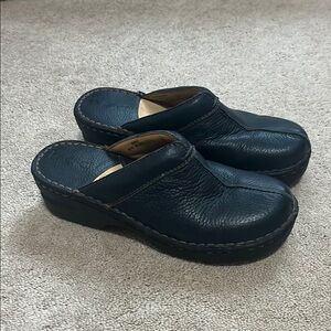 b.o.c Women’s Navy Blue Leather Clogs Size 9